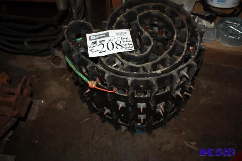 lot 208 image: Polaris 2001 track. 121", 1" deep p...