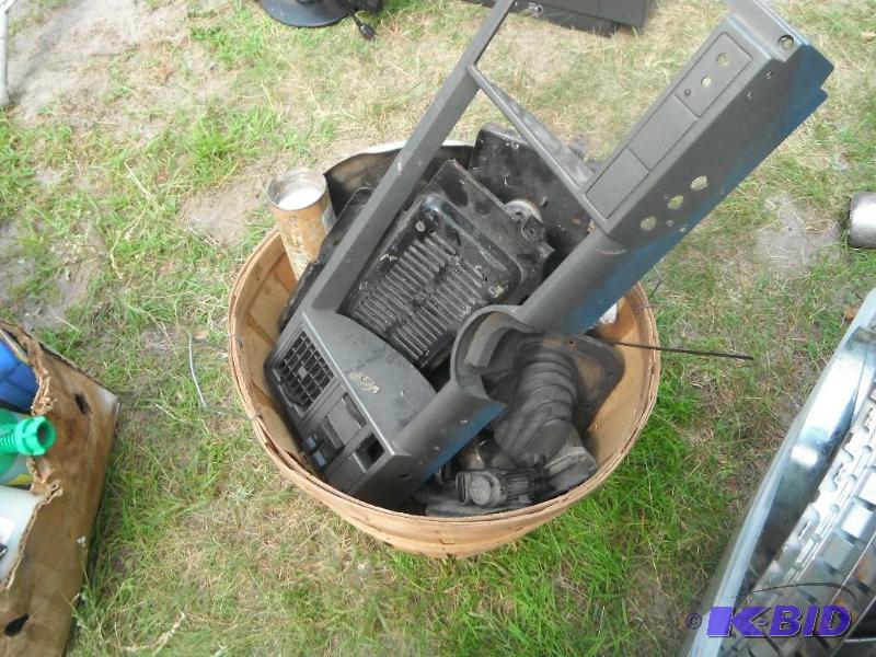 lot 224 image: Lot of miscellaneous car parts...