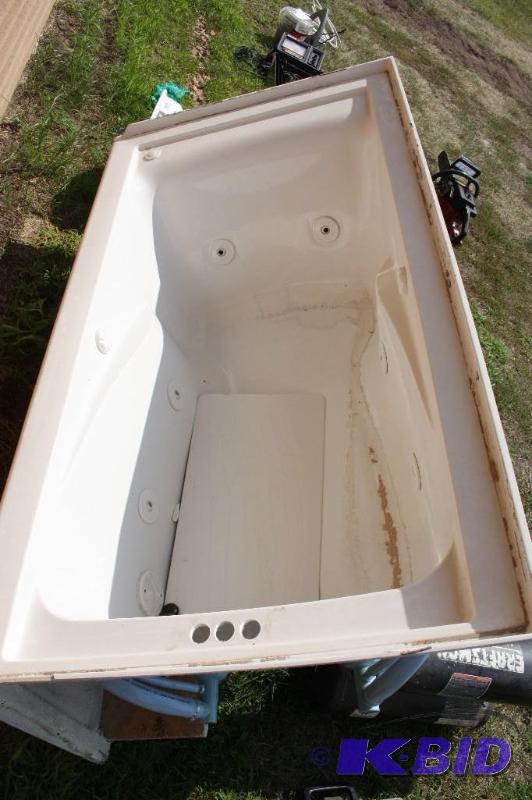 lot 258 image: Jacuzzi Tub - Like New - Was Installed but to...