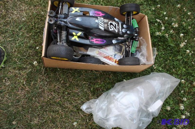 lot 282 image: Schumacker Cat 2000 RC car, 4 wheel drive, ex...