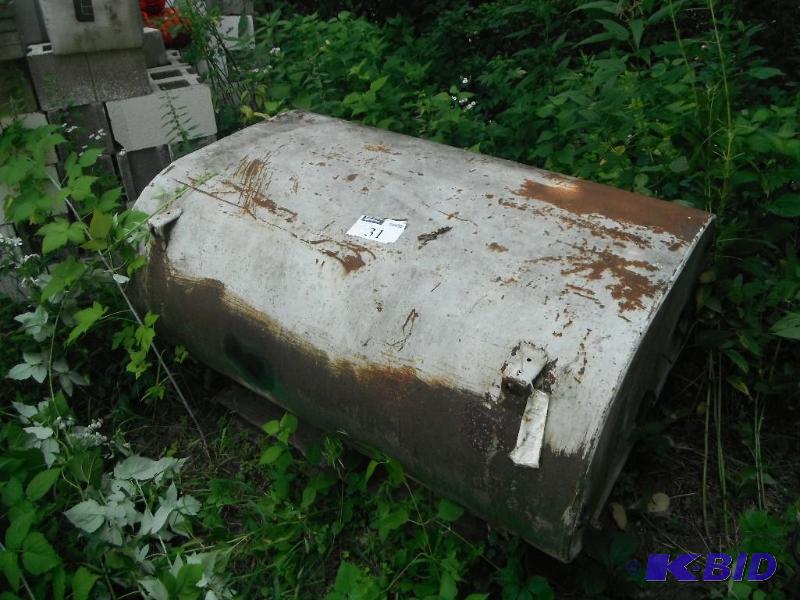 lot 31 image: 100 Gallon fueloil storage tank...
