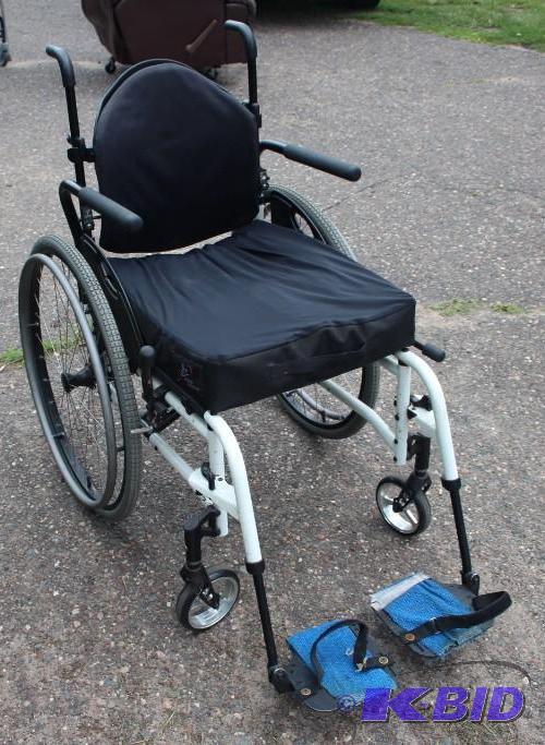 lot 6 image: 36&quotx26&quotx41" Folding wheelchair...