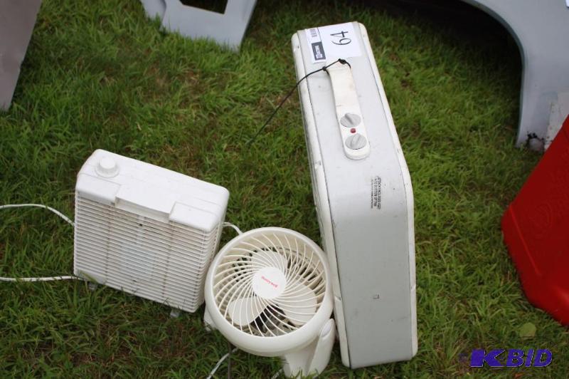 lot 64 image: Lot of (3) various sized fans, (1) Lakewood b...