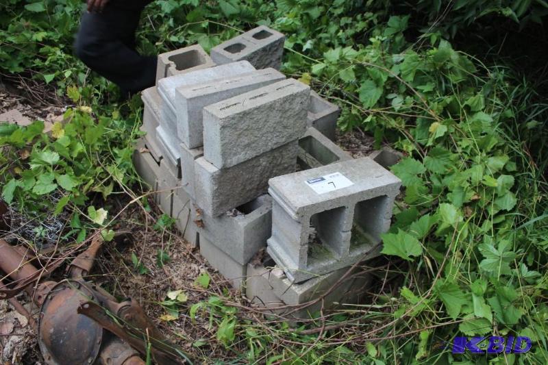 lot 7 image: Pile of various brick and cinder blocks...