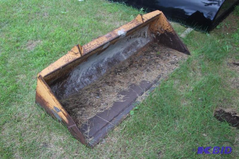 lot 9 image: 30&quotx72&quotx19 12" Tractor bucket...