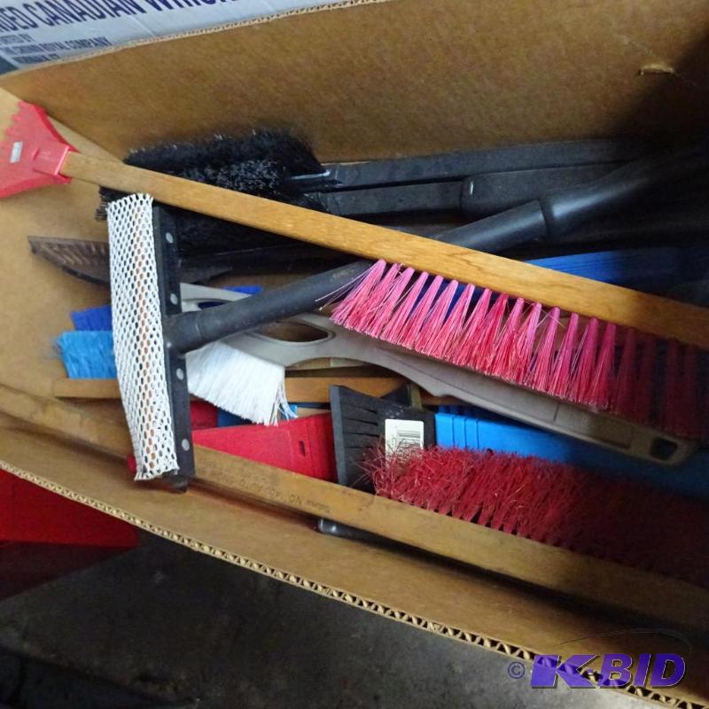lot 181 image: Box Full of Snow Brushes...