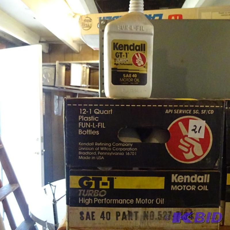 lot 21 image: 13 Qts sae 40 motor oil...