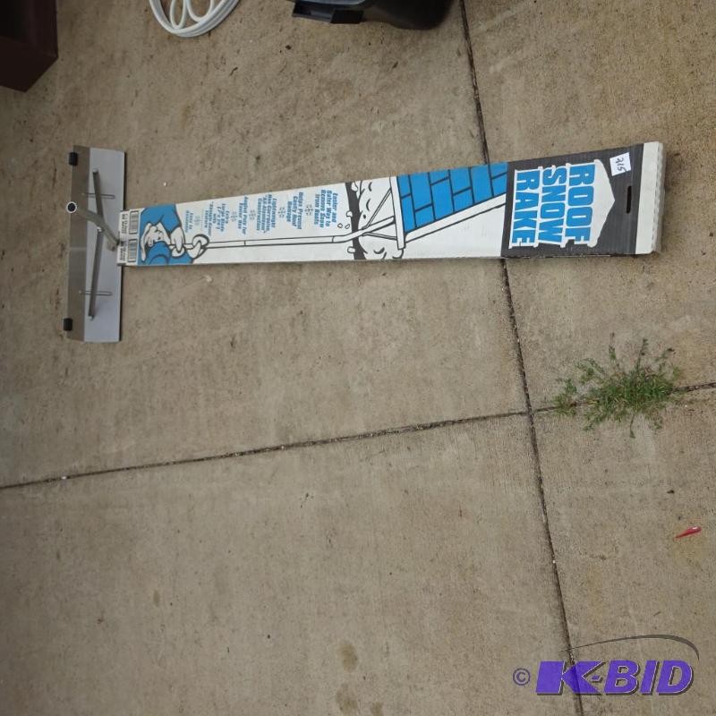 lot 215 image: Snow Roof Rake. 16...