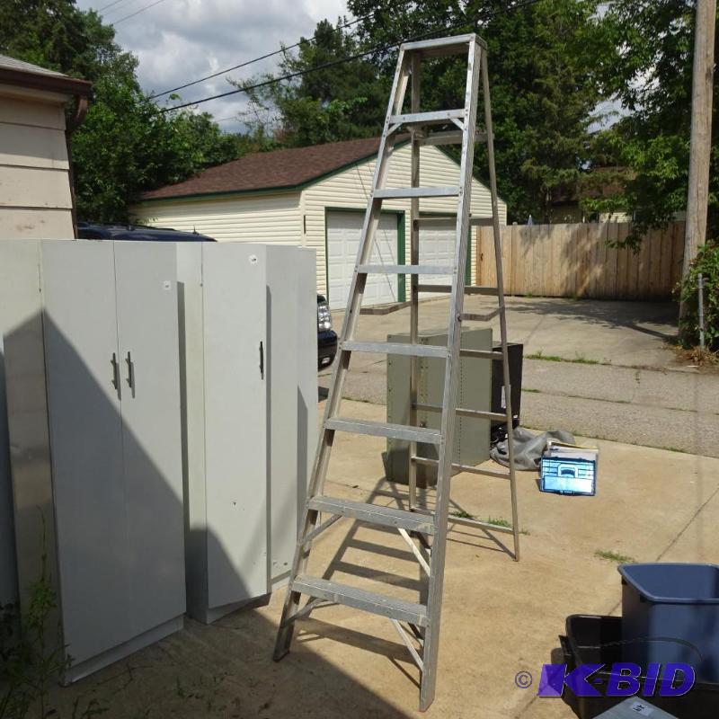 lot 227 image: 8 Aluminum Step Ladder...