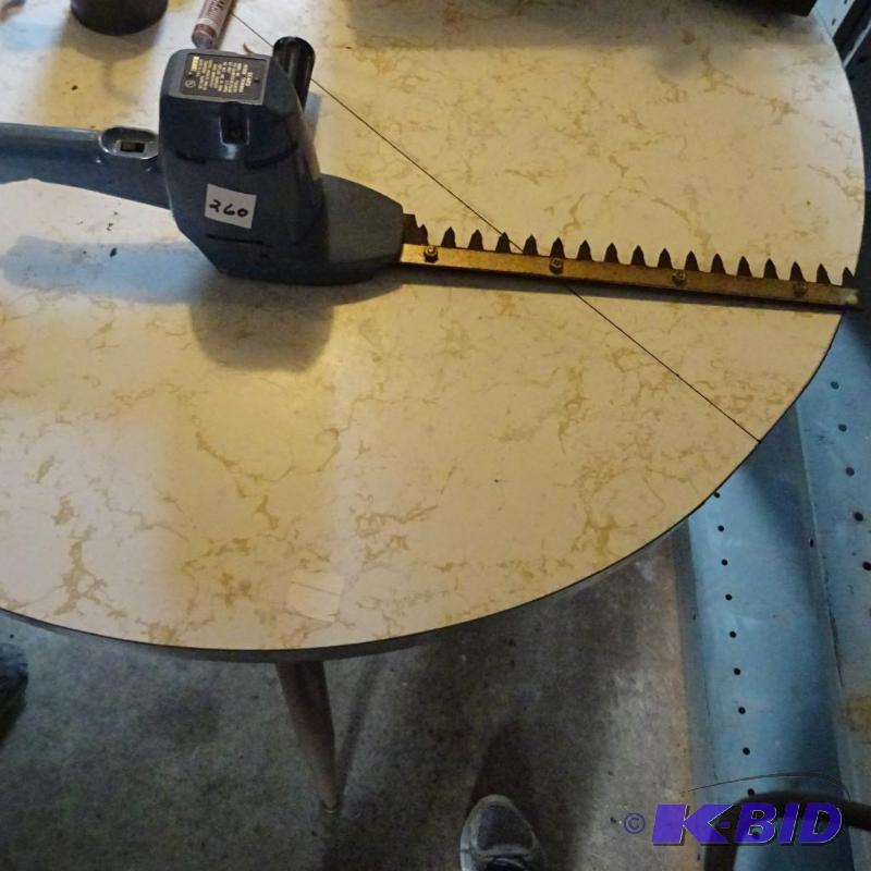 lot 260 image: Sears Hege Trimmer. 120 Volt...