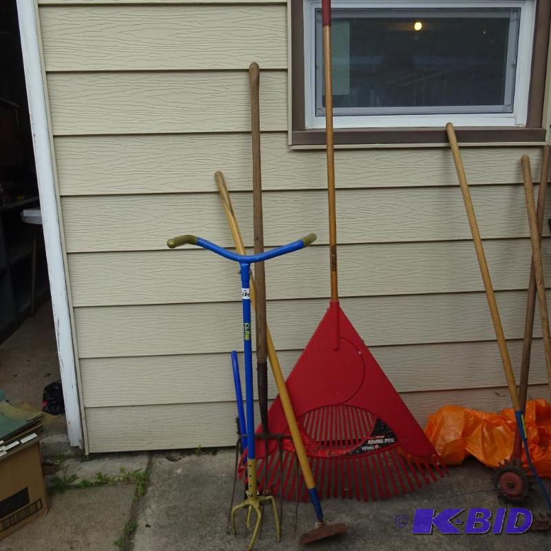 lot 284 image: Garden Claw, Lawn Rake, Hay Fork, Garden Hoe...