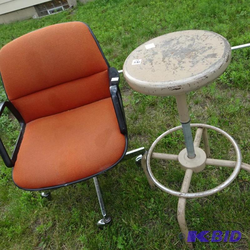 lot 291 image: Office Chair on Wheels-Rolls with ease-Nice C...