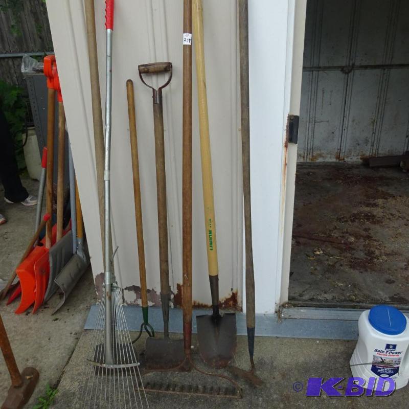 lot 299 image: Scrapers, Hoe, Shovel, Adjustable Rake. Garde...