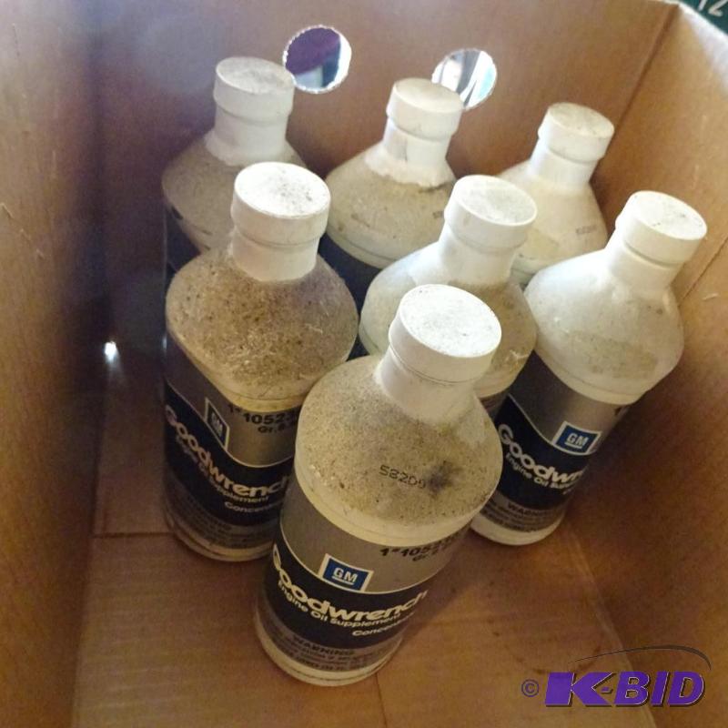 lot 32 image: 4 Qts Of GM Engine Oil Sopplement...