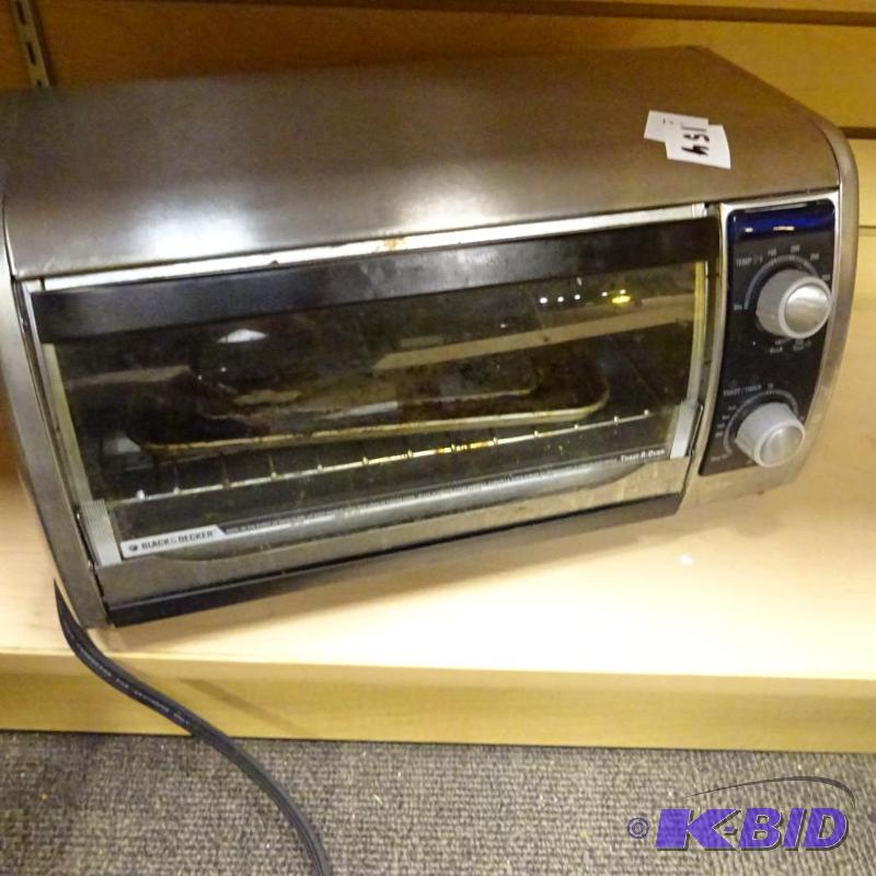 lot 154 image: Black and Decker toaster oven...