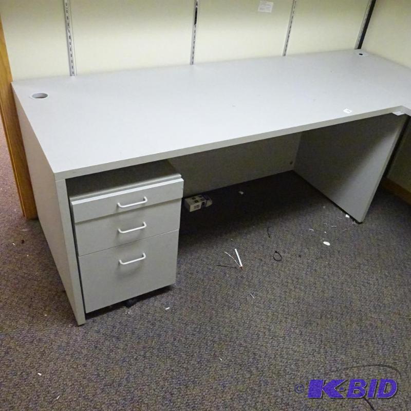 lot 193 image: Laminate desk with 3 drawer ped on wheels. 65...