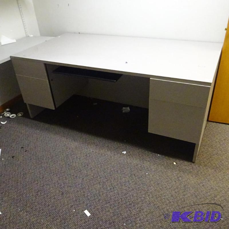 lot 199 image: Laminate office desk. 71 x 36 x 71...