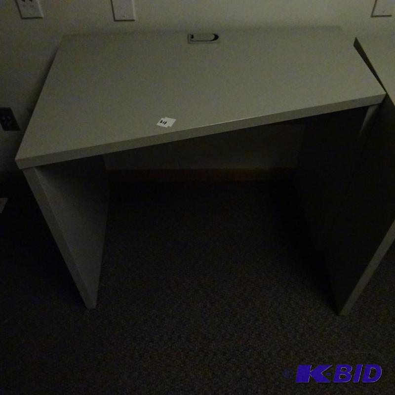 lot 211 image: 36 x 24 x 29 student desk...