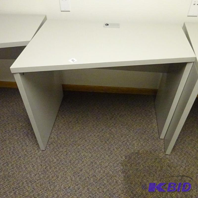 lot 212 image: 36 x 24 x 29 student desk...