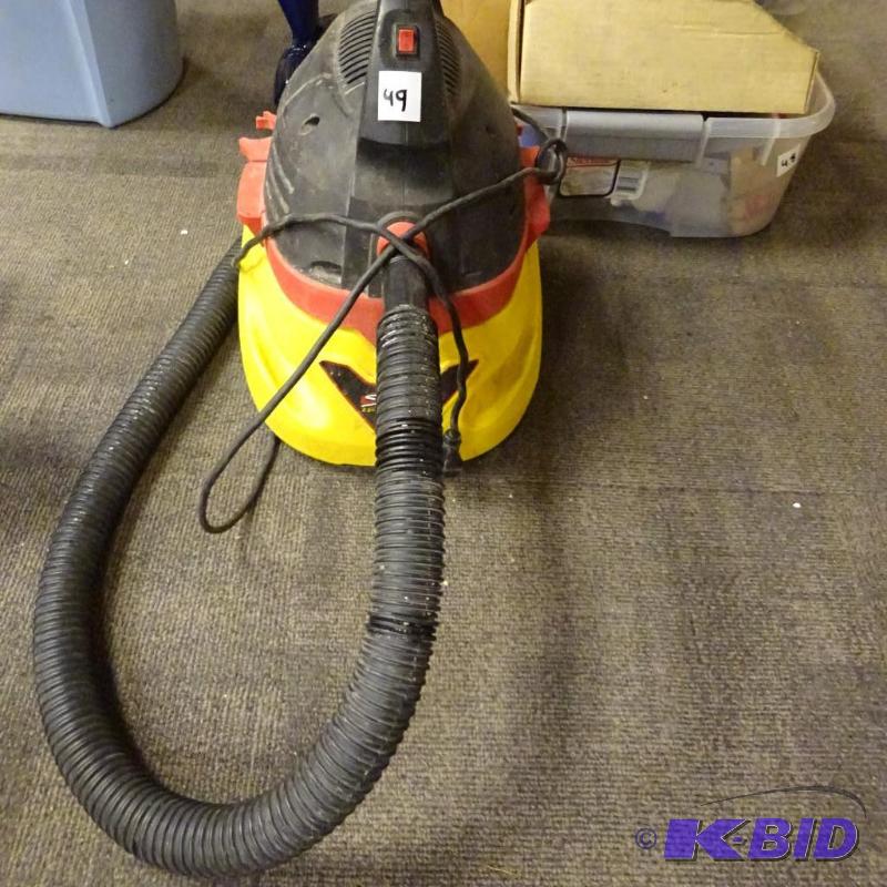 lot 49 image: Stinger 2.5 gal wet dry vac...