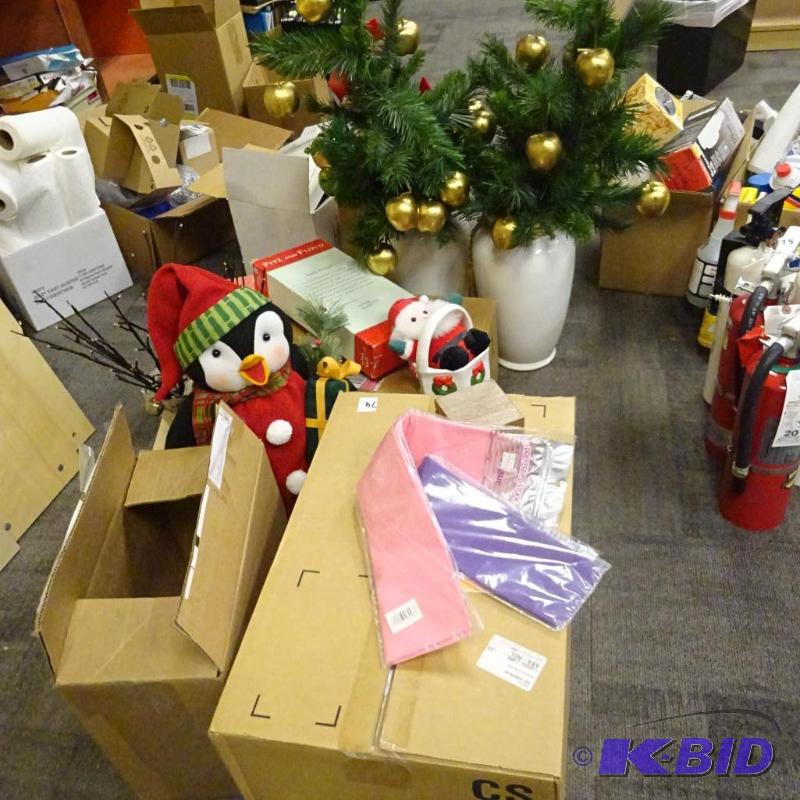 lot 74 image: Large lot of Christmas dcor...