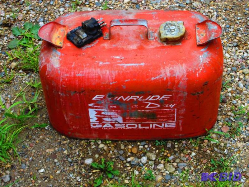 lot 121 image: Evinrude 5 gallon marine boat gas tank...