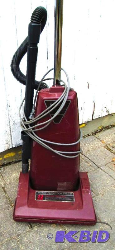 lot 134 image: 7.2 Amp vacuum cleaner...
