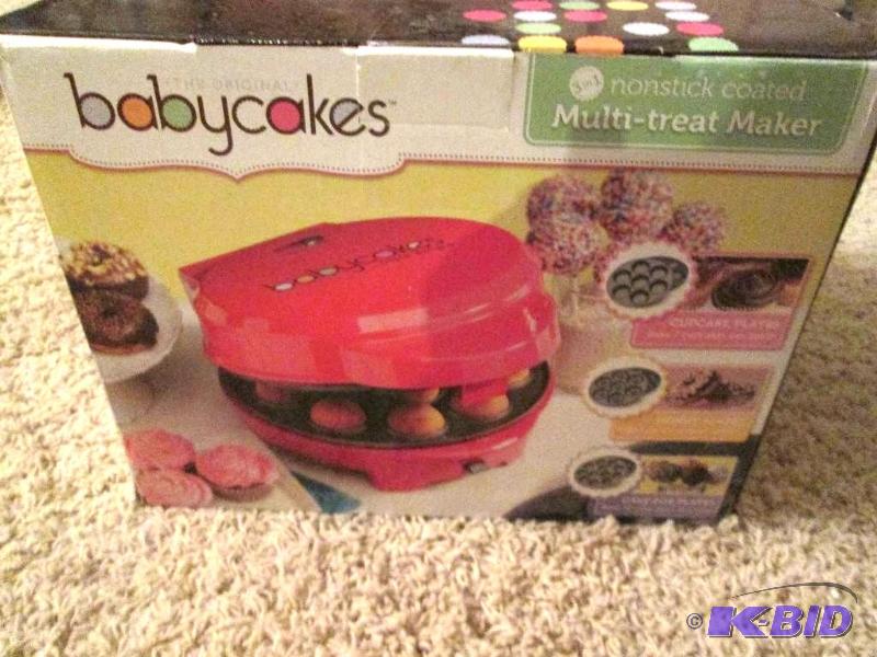 lot 136 image: Babycakes muffin maker, small crack on outsid...