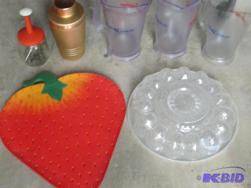 lot 21 image: Assorted serving platters, mugs and grinder...