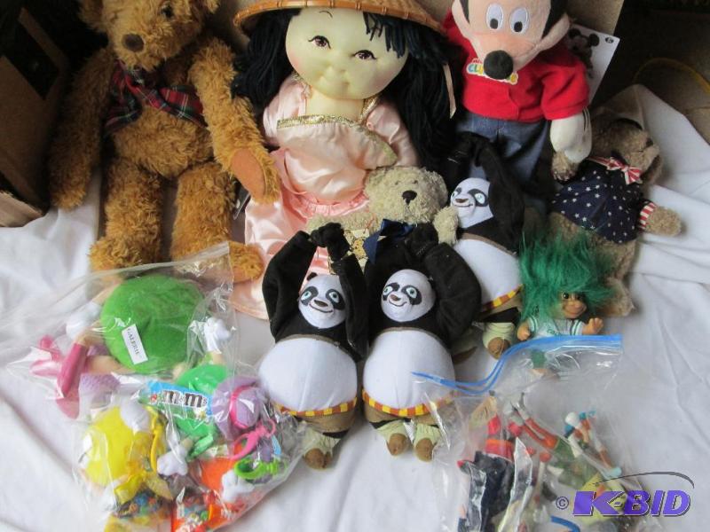 lot 25 image: Lot of stuffed animals...