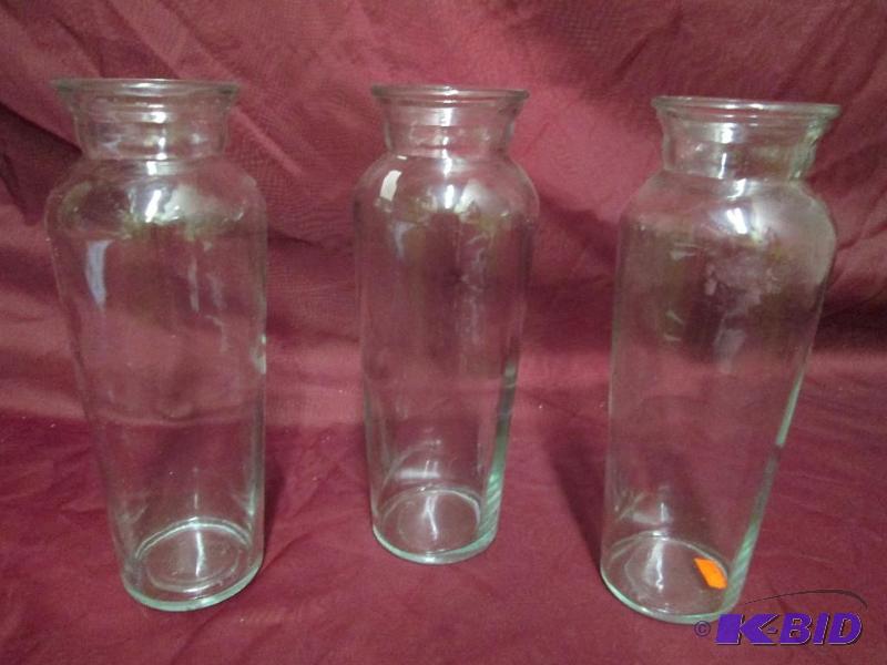 lot 358 image: Lot of 3 clear glass vases. Each 10 inches ta...