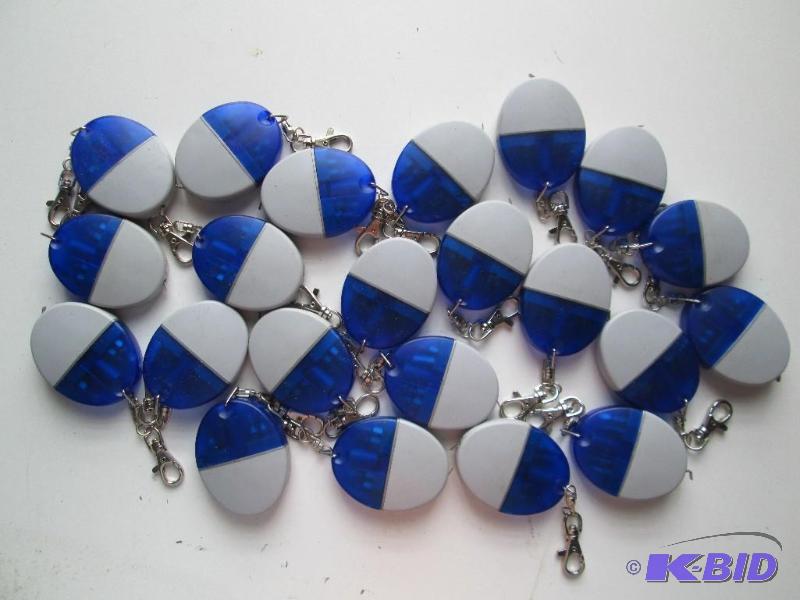 lot 44 image: Lot of 21 mini measuring tapes with jaw clips...