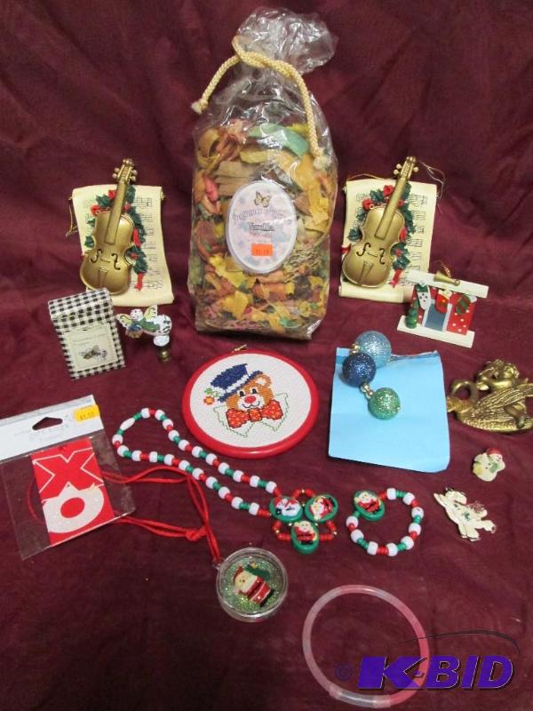 lot 461 image: Small lot of Christmas decorating items....