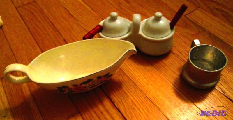lot 75 image: Cream and sugar dish with gravy boat by Homer...