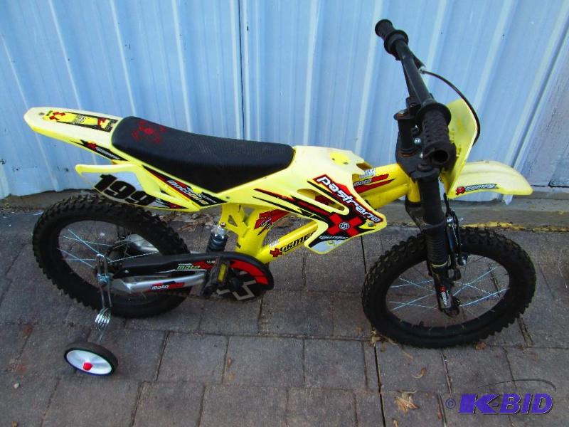 lot 97 image: Boys bike with training wheels...