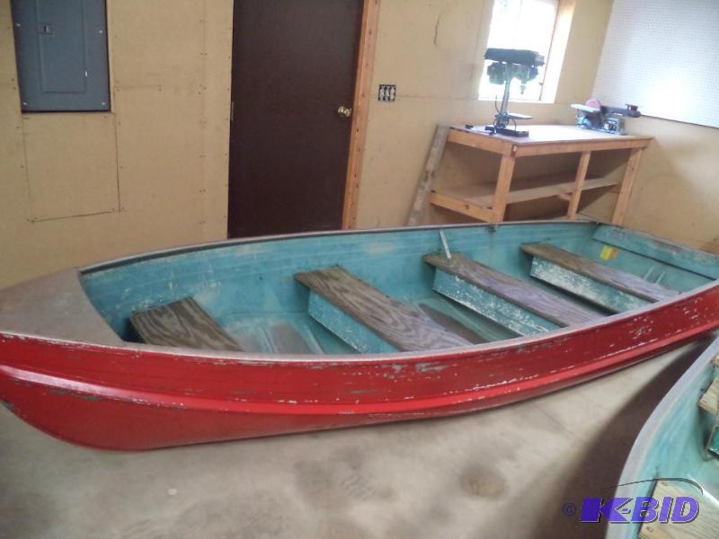 lot 7 image: 14 ft Crestliner Boat