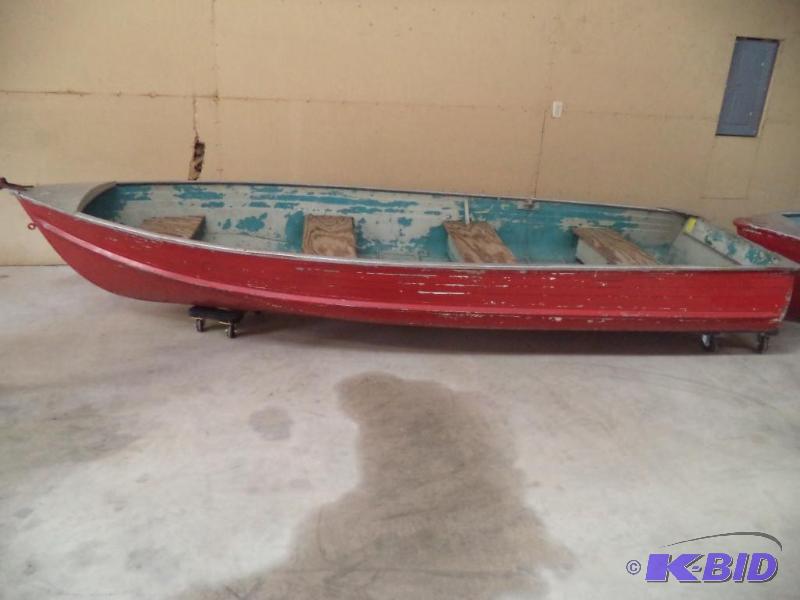 lot 8 image: 14 ft Crestliner Boat