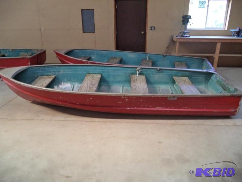 lot 9 image: 14 ft Crestliner Boat