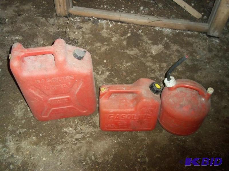 lot 101 image: 3 Plastic Gas Cans