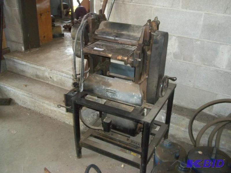 lot 126 image: 220v 12 in Wood Planner   works