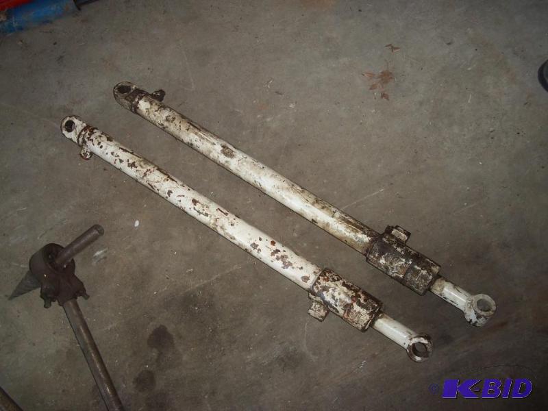 lot 132 image: 28 in Hydraulic Rams
