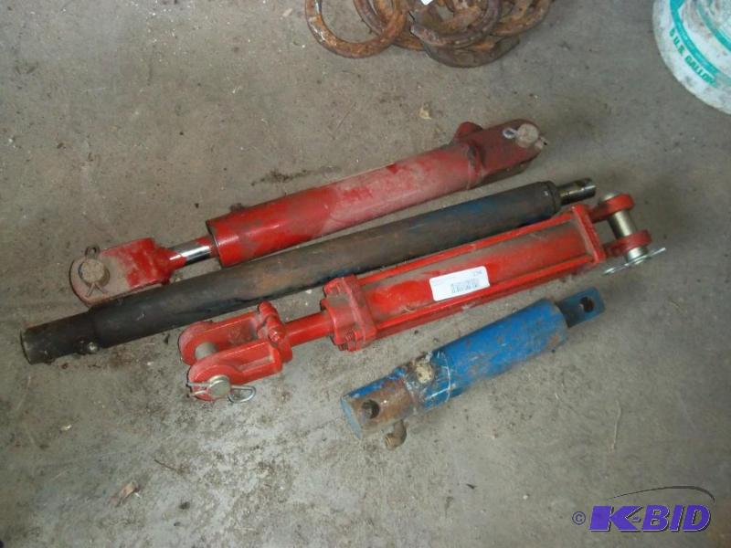 lot 134 image: Group of 4 Hydraulic rams