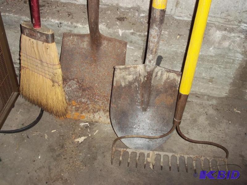 lot 147 image: Rake, Shovel, Spade, Broom