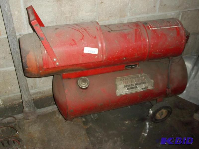 lot 153 image: Hot Line Fuel oil Space Heater
