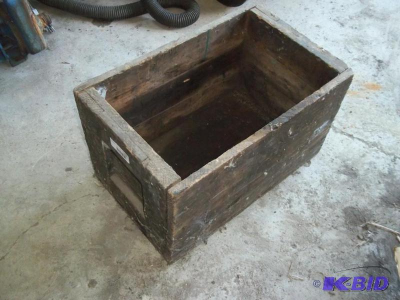 lot 182 image: Vintage Wooden Box