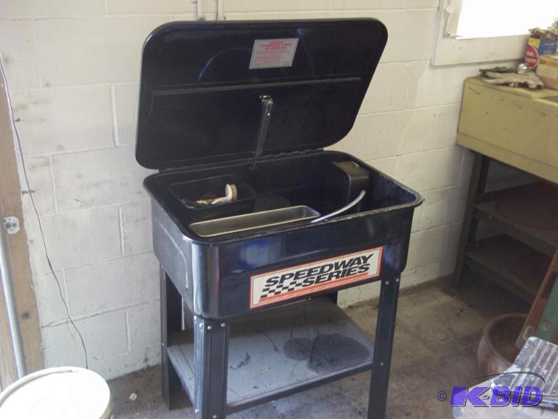 lot 197 image: Parts Washer with brushes and cleaning solvent