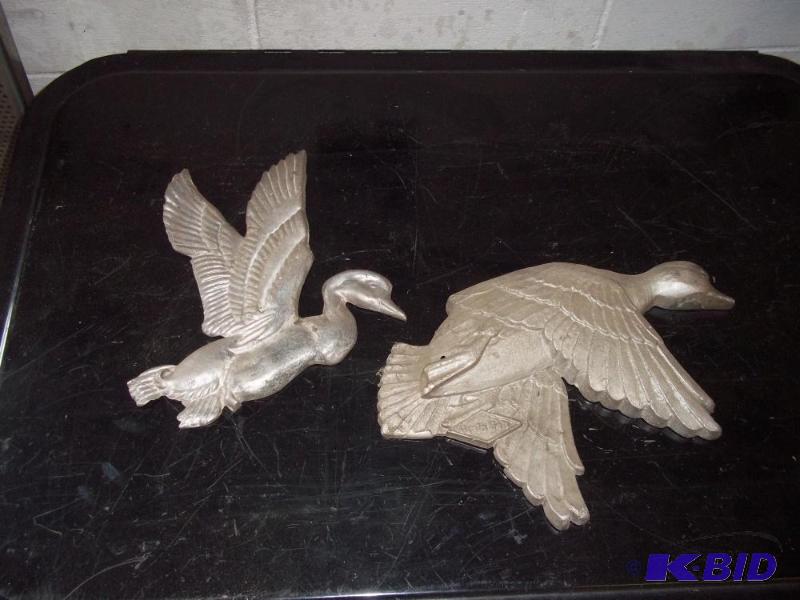 lot 207 image: Cast Alum Grain Belt Ducks