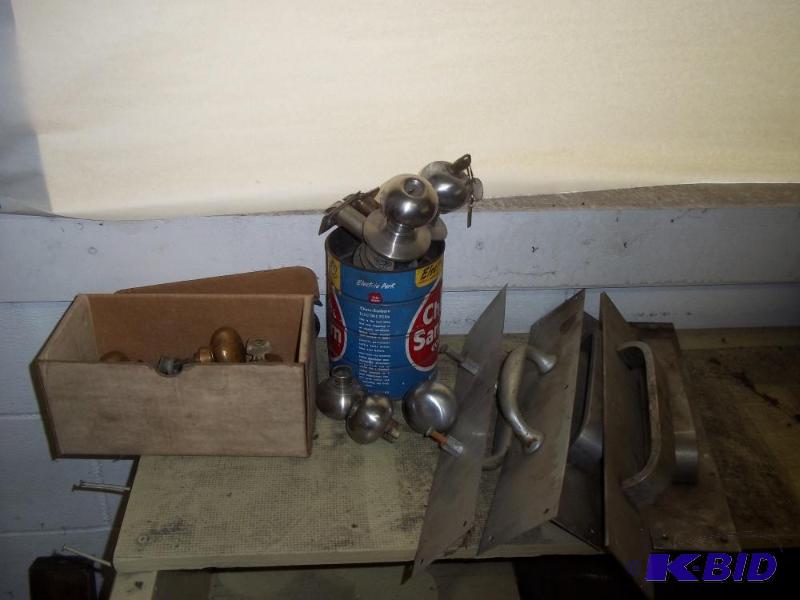 lot 209 image: Misc Stainless & Brass Door handles and Knobs