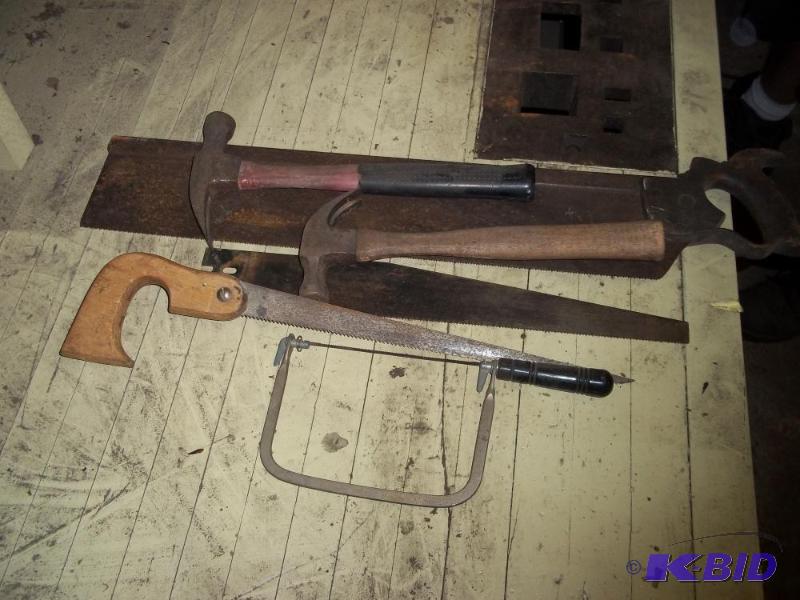 lot 219 image: 4 Saws and 2 Hammers