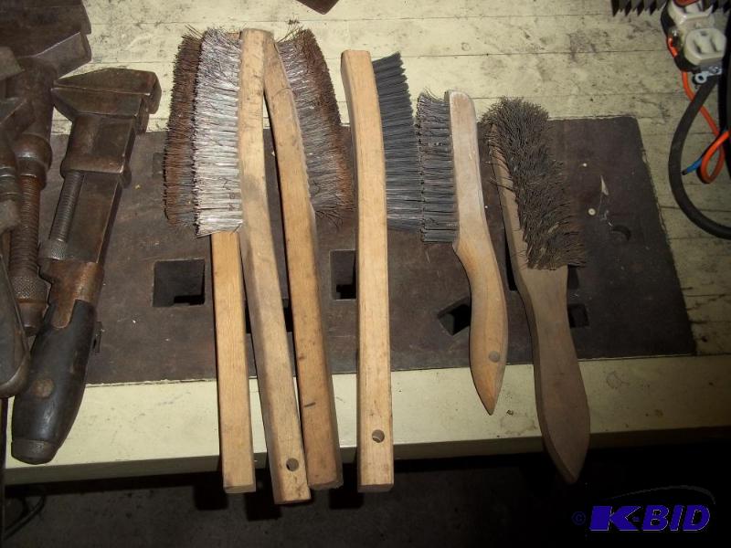 lot 232 image: 8 wire brushes